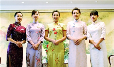 迎接达沃斯年会每天一款旗袍秀中国--人民网