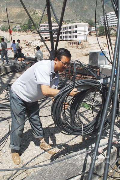 中国电信抢修舟曲县通信:电信光缆、C网全抢通