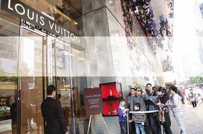 2月6日,香港高档奢侈品品牌店外满是排队轮候进店消费的内地顾客。
洪少葵摄