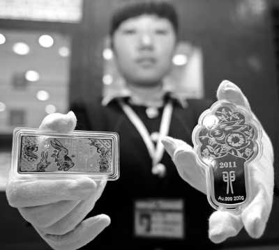 兔年春节期间,宁夏银川市商场里各类兔年金条、金饰等受到消费者热捧,销售火爆。
新华社记者 王 鹏摄