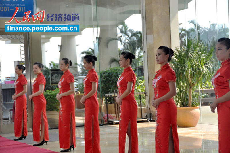 花絮]博鳌礼宾小姐 牡丹红旗袍彰显中国元素