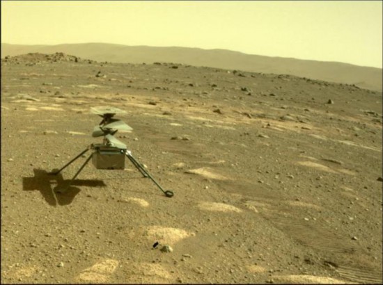 当地时间2021年4月4日，美国国家航空航天局一架独创的直升机在飞行前降落在火星表面。美国国家航空航天局解释称：一架精巧的迷你直升机已降落在火星表面，为首次飞行做准备。这架超轻型飞机被固定在“毅力”号漫游者的腹部，该漫游者于2月18日在火星着陆。
