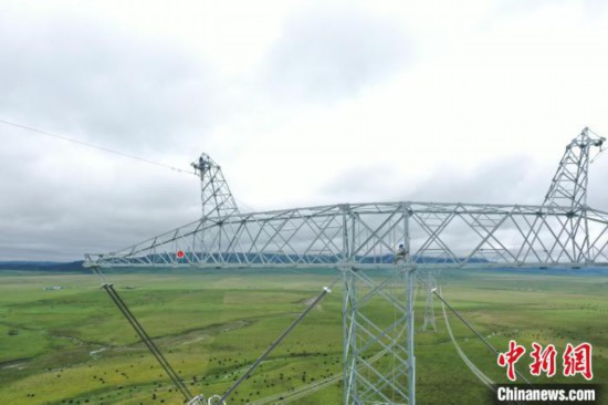 机器人空中带电消缺 高原“绿电”稳稳送中原