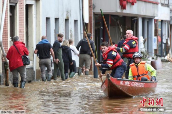 當地時間7月16日，比利時Pepinster，救援隊隊員撐船穿過受洪水侵襲的地區。