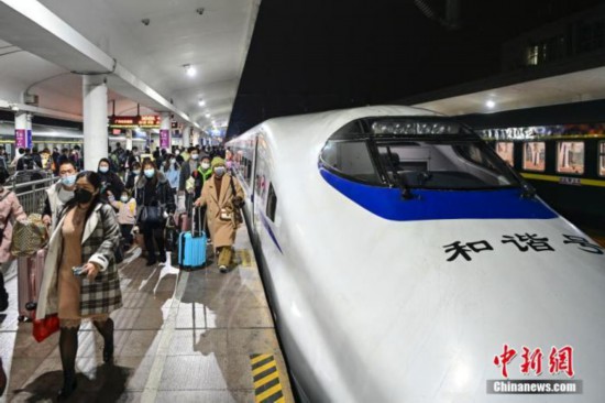 1月17日，广东省广州市，乘坐D4545次列车的旅客在广州站进站乘车。1月17日5点36分，广东春运首日首趟列车D4545次(广州―成都东)从广州站驶出，将于当日14点22分抵达成都东。 <a target='_blank'  data-cke-saved-href='/' href='/'><p  align=