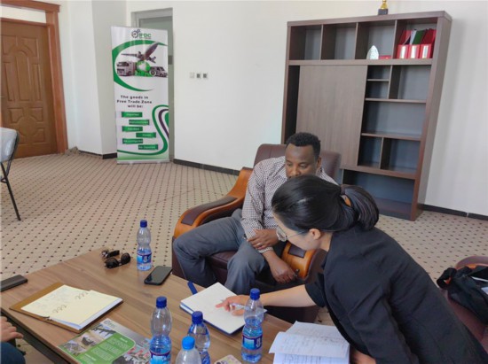 萬巧雲陪企業拜訪埃塞俄比亞德雷達瓦自貿區負責人。受訪者供圖