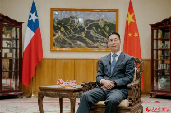 中國駐智利大使牛清報接受人民網專訪。 人民網記者 張若涵攝