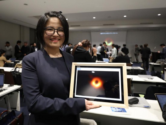 2019年4月10日，崔玉竹展示人类史上首张黑洞照片。新华社记者 杜潇逸 摄