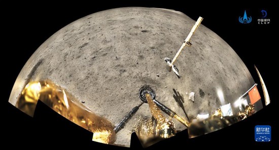 這是2020年12月4日，國家航天局公布了探月工程嫦娥五號探測器在月球表面展示國旗的照片。嫦娥五號著陸器和上升器組合體全景相機環拍成像，五星紅旗在月面成功展開，此外圖像上方可見已完成表取採樣的機械臂及採樣器。 新華社發（國家航天局供圖）