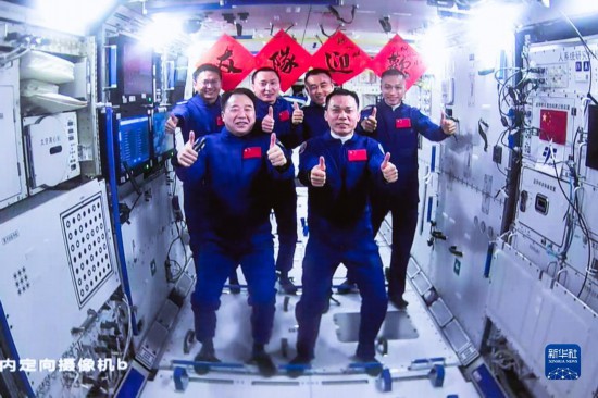 這是2023年10月26日在北京航天飛行控制中心拍攝的神舟十六號航天員乘組與神舟十七號航天員乘組“全家福”。 新華社發（韓啟揚 攝）