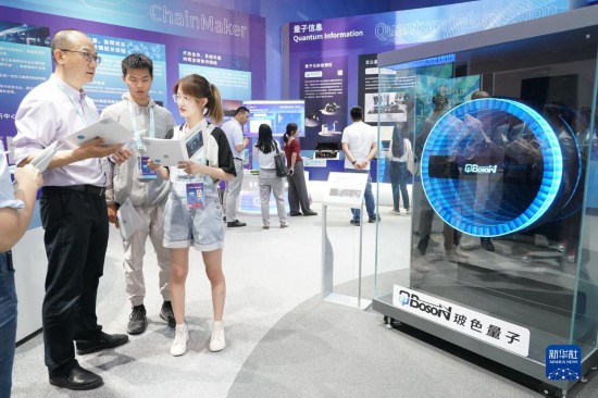 這是2023年5月26日在北京中關村國家自主創新示范區展示中心拍攝的100量子比特相干光量子計算機（模型）。 新華社記者 任超 攝