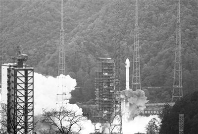 12月26日11时26分，我国在西昌卫星发射中心用长征三号乙运载火箭与远征一号上面级，成功发射第57、58颗北斗导航卫星。新华社发（邱立军摄）