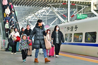 1月1日，元旦假期即將結束，各地迎來返程客流高峰。圖為旅客從南京火車站出行。新華社發