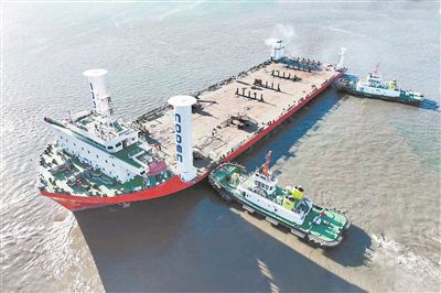 我国自主研发制造的亚洲首套船用风力旋筒助推系统在万吨级大型甲板运输船“海洋石油226”上投用。中国海油供图