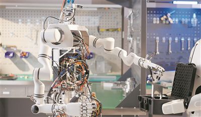 人形機器人在智能制造場景下，自主協同完成工具收納任務。 中國科學院自動化研究所供圖