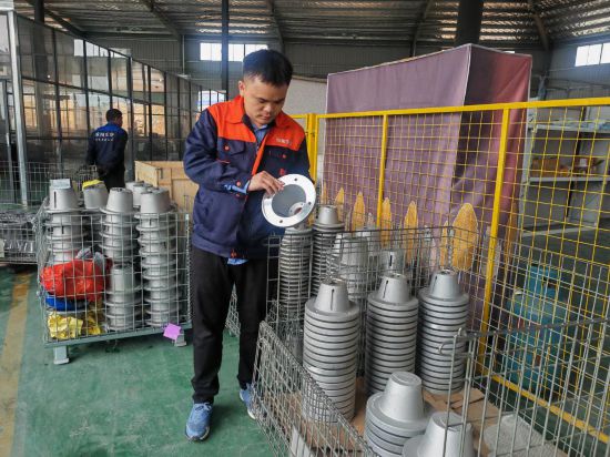 4月25日，楊良元在查看機械配件。新華社記者 施錢貴 攝
