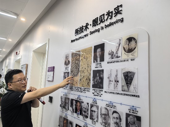  图为鲁艺介绍脑科学发展史。程远州摄