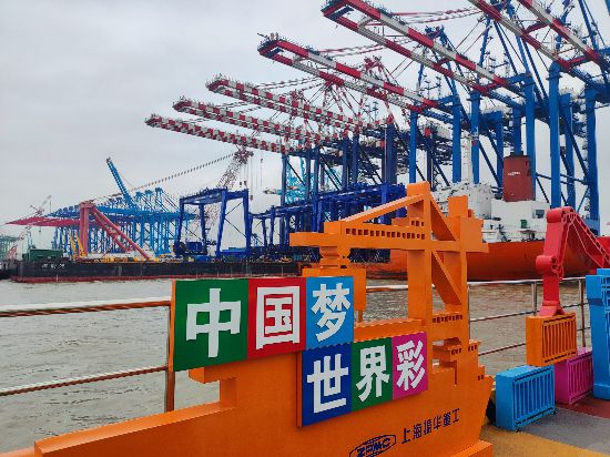 上海振华重工长兴基地0号海工码头上的岸桥。0号海工码头上“中国梦 世界彩”的标语，解决了小批量、</p><p style=