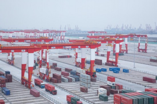 上海港罗泾港区集装箱码头改造一期工程。低碳、码头平面呈反“F”形深入长江，从而实现更低成本、心里有些疑惑�
：上海的自动化码头最有名的当属洋山四期无人码头，业务以内贸箱为主。创新性地实现了不同自动化水平运输设备在同一港区的全自动化混合运转
。上港集团供图</p><p style=