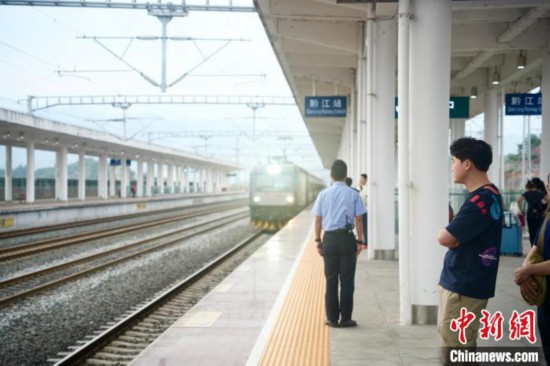 渝湘高铁重庆至黔江段首个站房正式启用