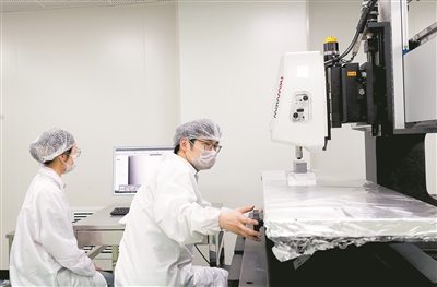 科研人员在上海光源光学检测实验室内工作。 新华社记者 方�瓷�