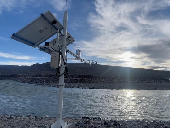 考察团队在措嘉冰川安装的新设备，考察结果将为西藏典型冰川监测评估提供数据基础，新华社记者 邱星翔 摄