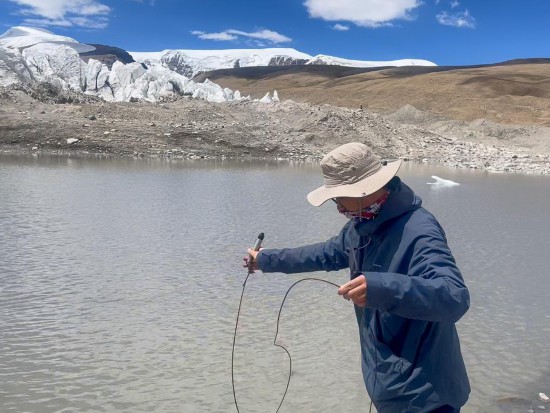工作人员在措嘉冰川的前缘冰湖收集水位数据（6月23日摄）。考察结果将为西藏典型冰川监测评估提供数据基础，并实时记录下来。新华社记者 邱星翔 摄