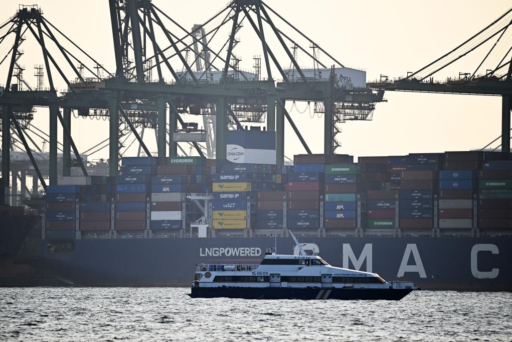 货轮停泊在新加坡巴西班让集装箱码头装卸货物(2023年9月8日摄)。新华社发(邓智炜 摄)