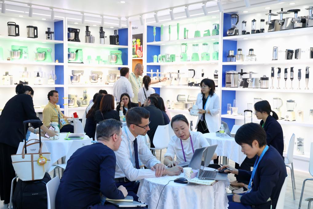 4月15日，在第137届广交会开幕当天，海外客商在一家电器公司的展区洽谈。 新华社记者 刘大伟 摄