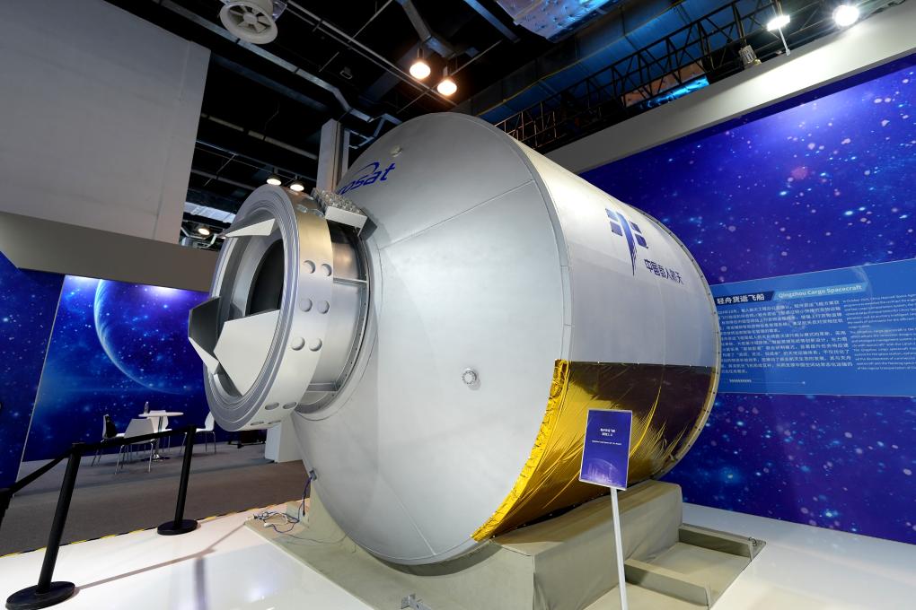 在2025年“中国航天日”科普展上拍摄的轻舟货运飞船1：1模型。新华社记者 张建松 摄