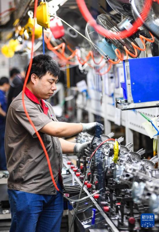 　　5月9日，工作人員在位於北碚區的神馳機電股份有限公司發電機生產車間作業。