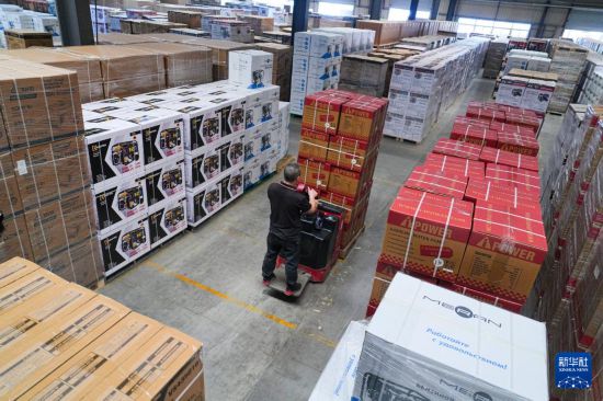 　　5月9日，工作人员在位于北碚区的神驰机电股份有限公司装运发电机产品。