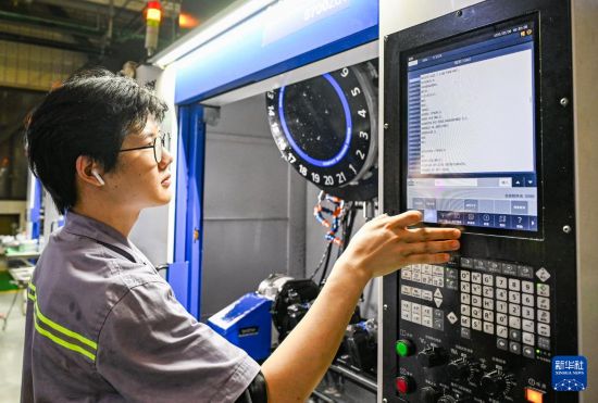 5月9日，工作人員在位於北碚區的重慶順多利機車有限責任公司精工基地作業。
