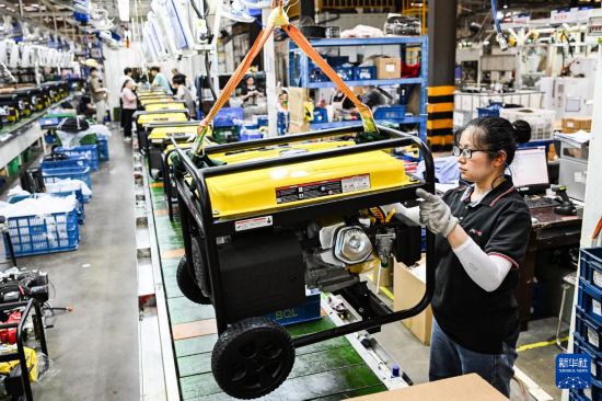 　　5月9日，工作人員在位於北碚區的神馳機電股份有限公司發電機生產車間作業。