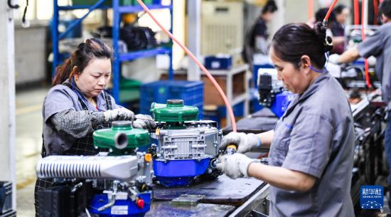 　　5月9日，工作人員在位於北碚區的神馳機電股份有限公司發電機生產車間作業。