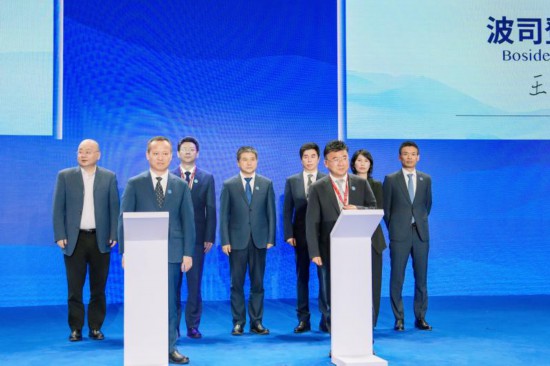 2波司登集团入选新华社品牌工程签约仪式.jpg