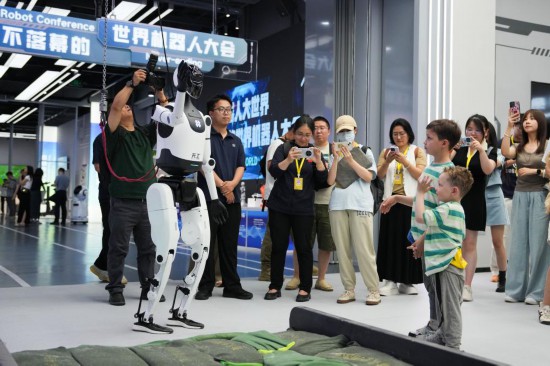 6月17日，在北京人形机器人创新中心有限公司，人形机器人“天工2.0”向参观者致意。新华社记者郑焕松 摄