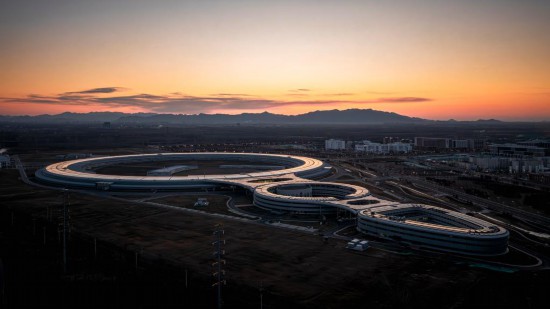 晨光下的高能同步輻射光源（無人機照片，2024年12月27日攝）。新華社發（袁廣攝）