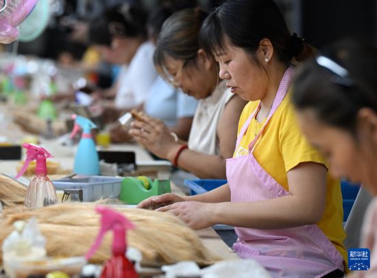 6月18日，工人在河南省鹿邑县河南正一产业有限公司的厂房内整理化妆刷刷毛。