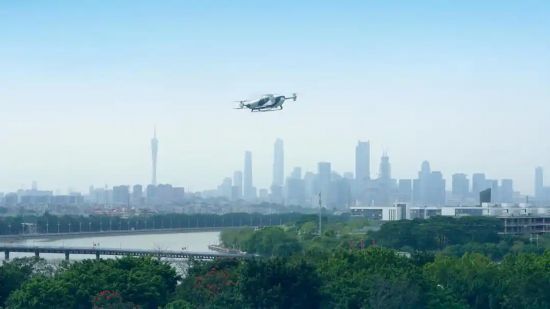 图为广东产无人机飞越大学城沿江风光带