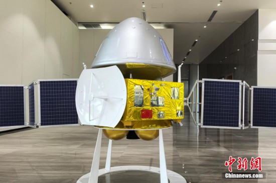 图为天问一号探测器模型。张强 摄