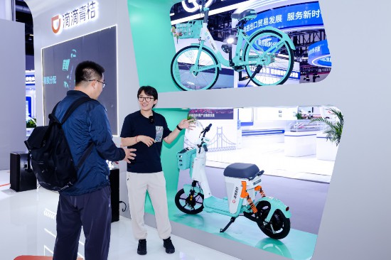 展位现场工作人员介绍行业首款符合新国标的电单车型VM7.1