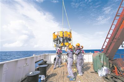 图为7月8日，科研人员将无人潜器吊运入海。新华社记者 张建松摄