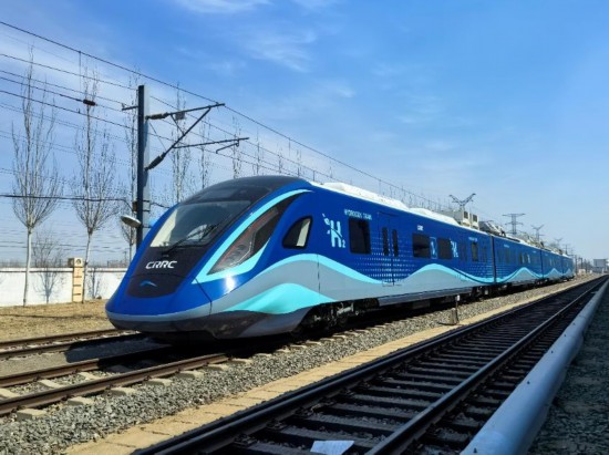 2024年，我國首列氫能源市域列車達速試跑。中車長客供圖