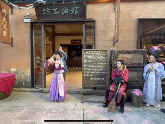 望仙谷景區作坊街實景表演。劉天亮攝