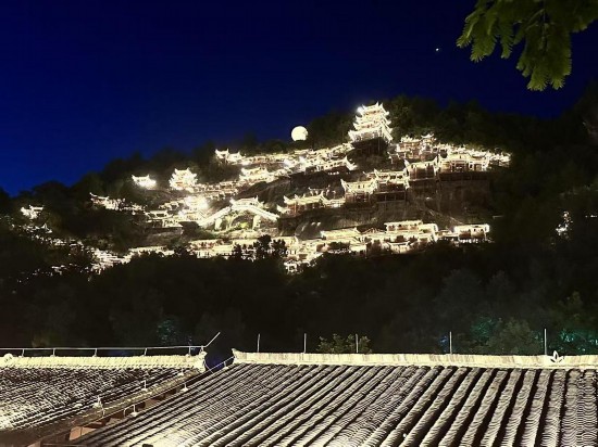 望仙谷懸崖民宿夜景。劉天亮攝