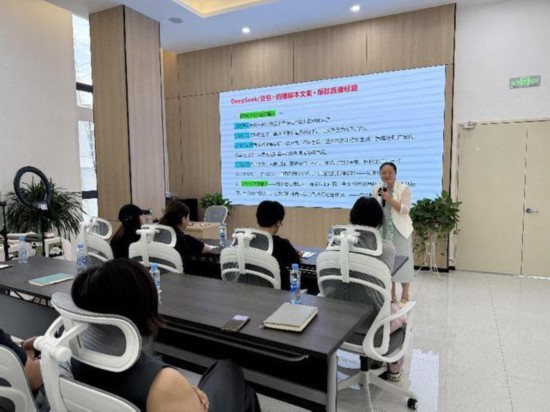 在體泉村電商創業園，老師在為布藝廠員工上課。周歡攝