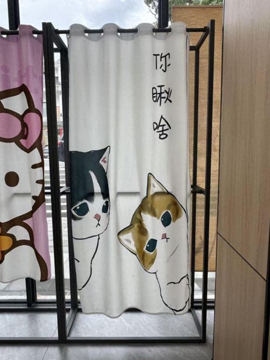齊氏布藝加工廠裡展示的窗帘布。劉天亮攝