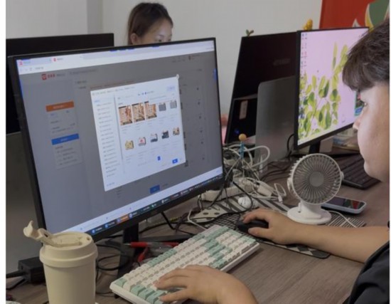 在齊氏布藝加工廠，員工在設計窗帘布。周歡攝