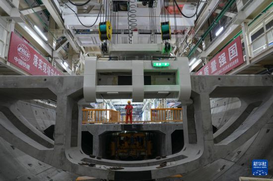 8月1日，中鐵十四局技術人員在錢塘江隧道“錢塘號”盾構機內操作箱涵拼裝設備。